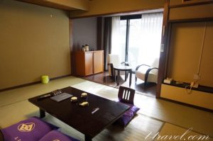 湯の山温泉寿亭の雪月花。ヒノキの内風呂付き12畳のお部屋を紹介。