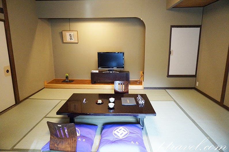 湯の山温泉寿亭の雪月花。ヒノキの内風呂付き12畳のお部屋を紹介。